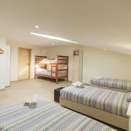 Хостел Peniche Surfcamp *